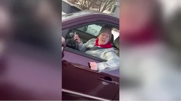 Renee Gold înainte de a fi împușcată mortal. Foto: Captura video X/Alpha News 