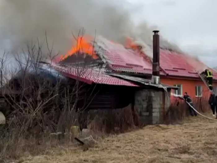 Casa fostului procuror DIICOT, cuprinsă de flăcări/FOTO: Captură video OBSERVATORUL NAȚIONAL TV