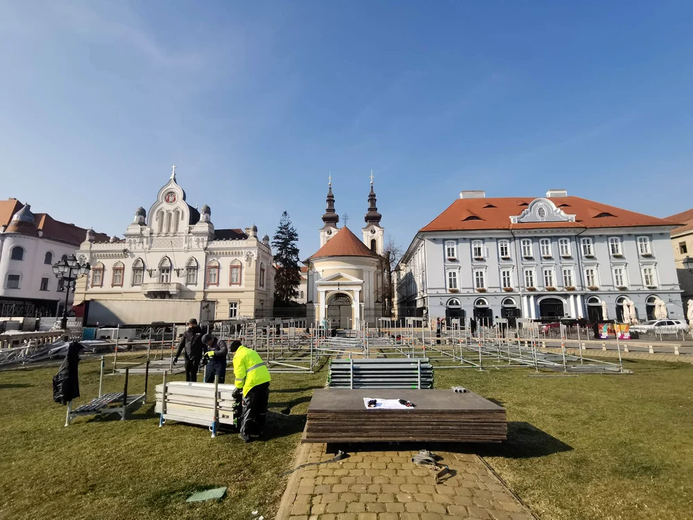 Montarea scenei din Piața Unirii FOTO Ștefan Both