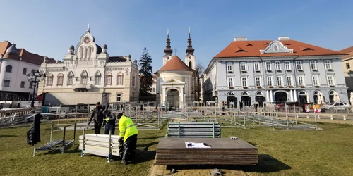 Montarea scenei din Piața Unirii FOTO Ștefan Both