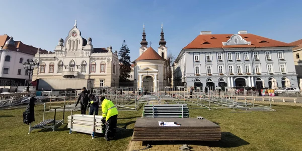 Montarea scenei din Piața Unirii FOTO Ștefan Both