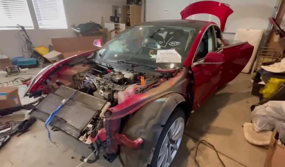 Un adolescent a cumpărat o Tesla distrusă pentru a o repara. Surpriza pe care a avut-o când a recuperat datele stocate în computerul de bord