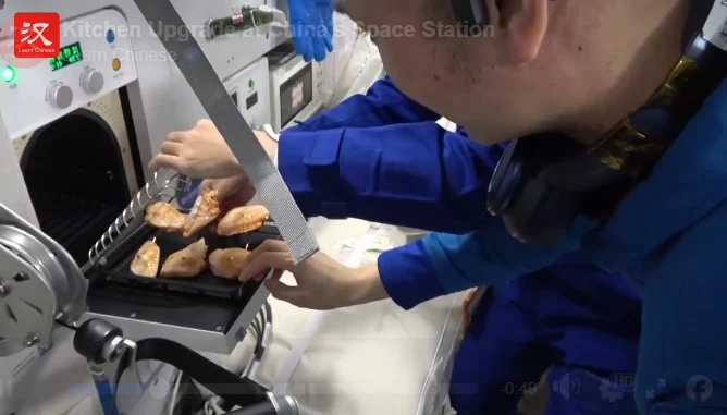 Premieră pe stația spațială chineză: aripioare de pui și fripturi, preparate la cuptorul cosmic