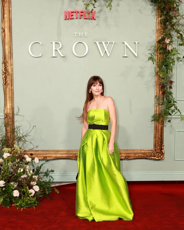 Dana Rogoz, pe covorul rosu de la premiera serialului Crown de la Londra Instagram (2) jpg