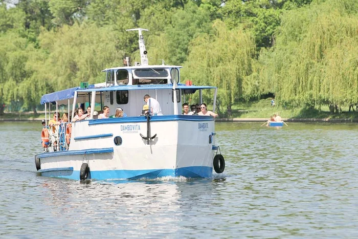 Bucureştenii se plimbă gratis pe Herăstrău cu şapte vaporaşe