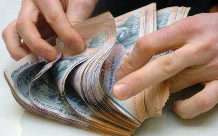 Creşterea taxei pe tranzacţiile financiare ii determină pe unguri să renunţe la carduri