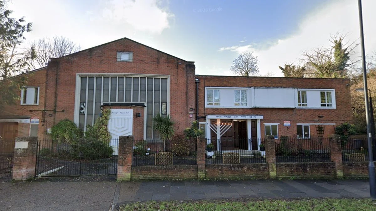 Poliția antiterorism investighează dacă Iranul plătește „huligani britanici” pentru a comite atacuri incendiare asupra sinagogilor din Londra