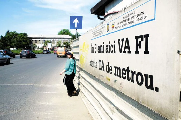 
    În stațiile unde începuseră lucrările existau astfel de mesaje   