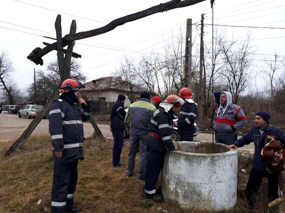 12 pompierii au intervenit pentru scoaterea femeii afară