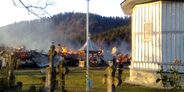 Biserica şi turnul clopotniţă au rămas neatinse de flăcările înalte de 20 de metri