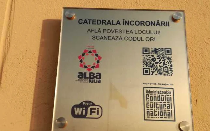 Plăcuţa cu codul QR montată pe zidul clopotniţei Catedralei Încoronării din Alba Iulia