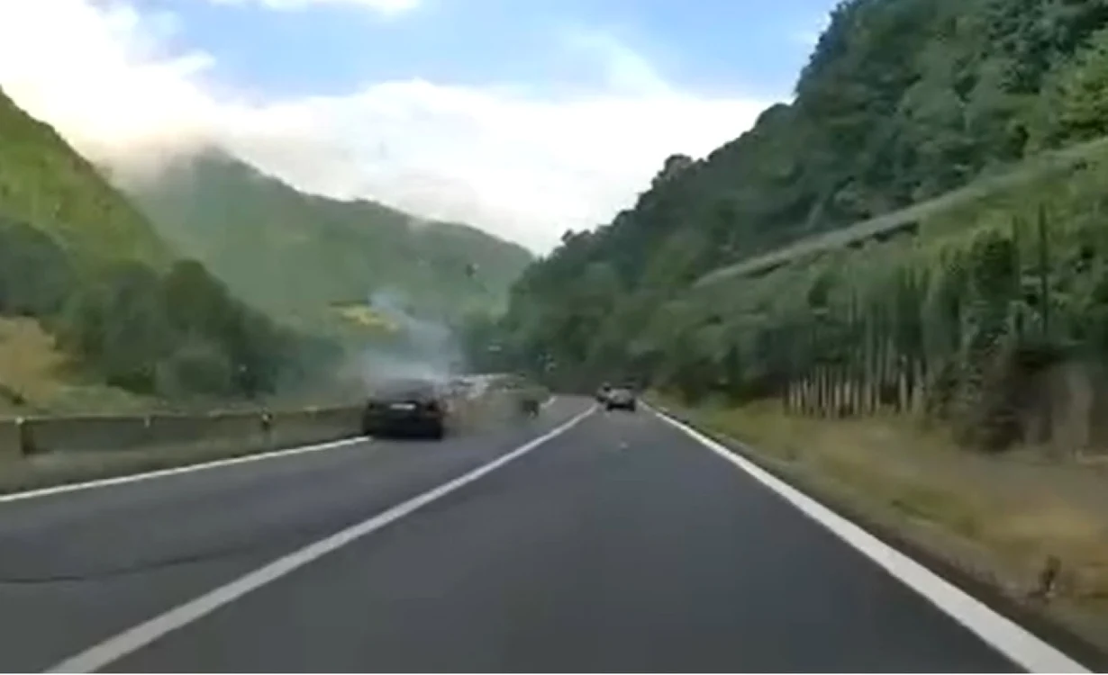Imagine din momentul coliziunii violente între două maşini pe Valea Oltului - Câineni Vâlcea - DN 7 din 31 iulie 2021 Foto captură video