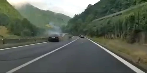 Imagine din momentul coliziunii violente între două maşini pe Valea Oltului - Câineni Vâlcea - DN 7 din 31 iulie 2021 Foto captură video.jpg