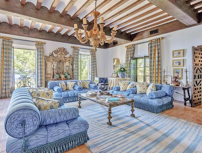 Salonul are mobile elegante şi canapele confortabile