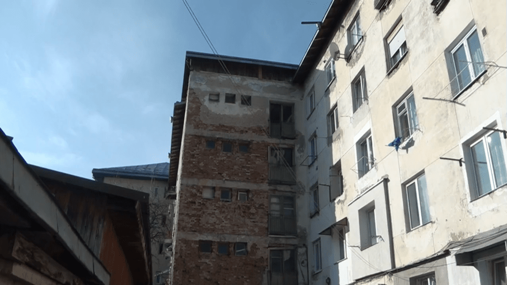 Locatarii unui bloc care stă să cadă nu permit expertizarea clădirii. Le e frică de mutare VIDEO