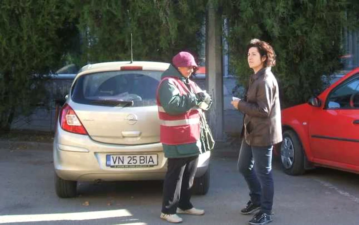 Şoferii plătesc taxele de parcare solicitate de angajaţii Direcţiei de Dezvoltare