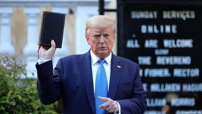 Președintele american Donald Trump ţinând în mână o Biblie