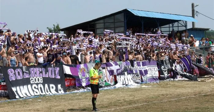 Spectacol şi în tribunele stadionului de la Făget Foto: banatsport.ro
