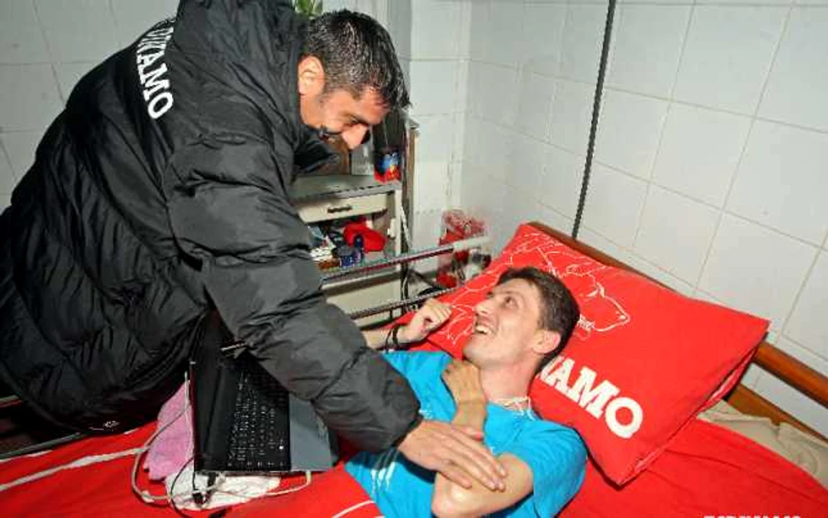 Dănciulescu şi suporterul lui Dinamo FOTO fcdinamo.ro