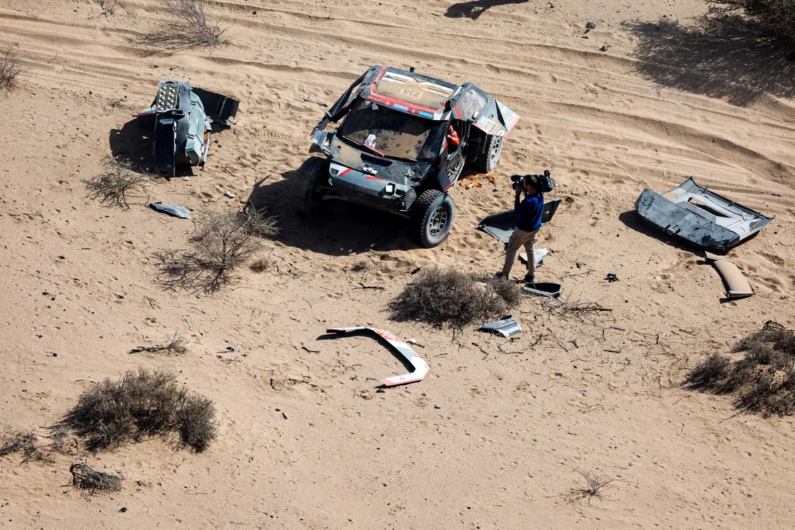 Dacia pilotată de Sebastien Loeb a fost grav avariată. Foto Dakar Rally
