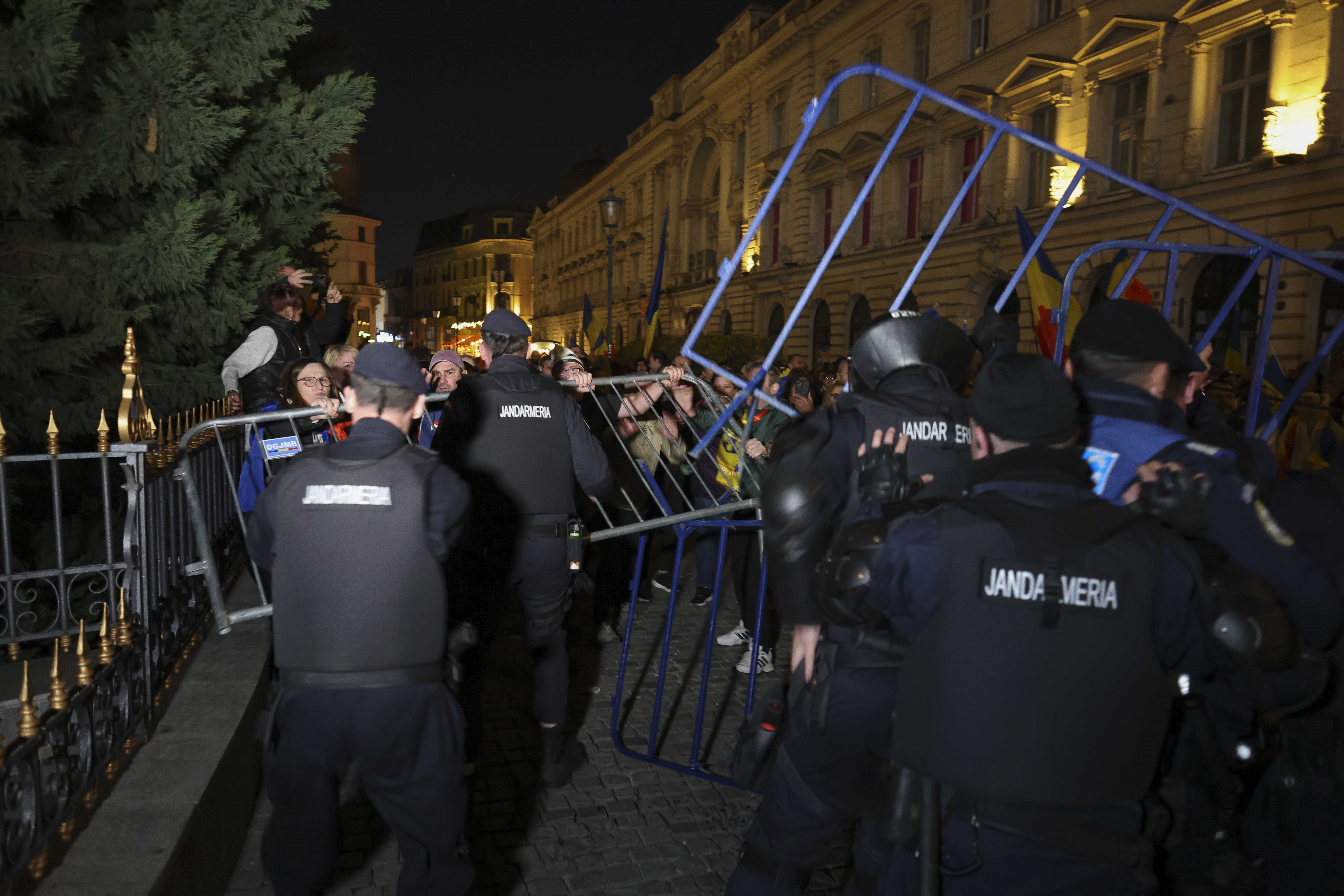 Sute de persoane protestează față de decizia BEC de a respinge candidatura lui Calin Georgescu FOTO  Inquam Photos / George Calin 