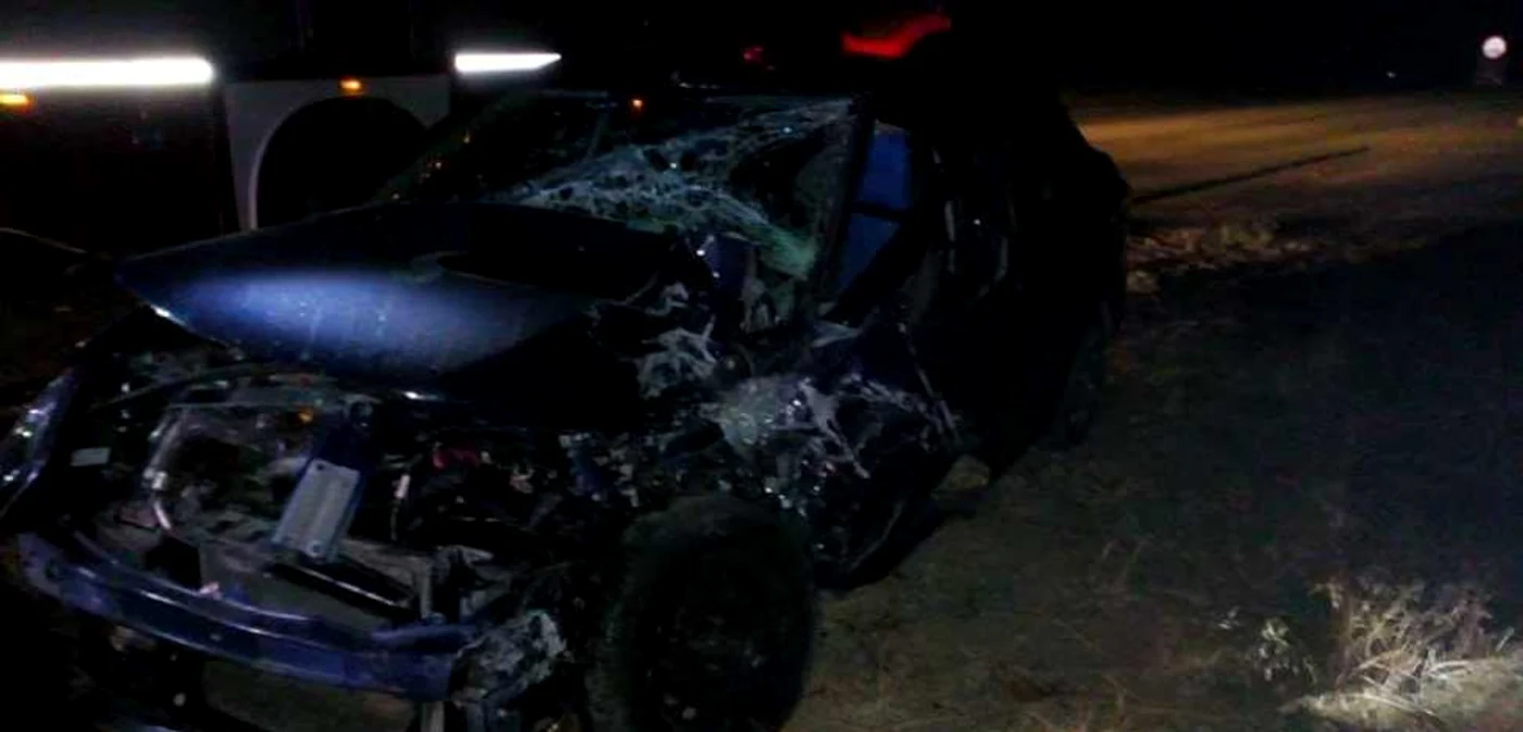 Maşina a fost grav avariată, iar şoferul şi pasagera au ajuns la spital