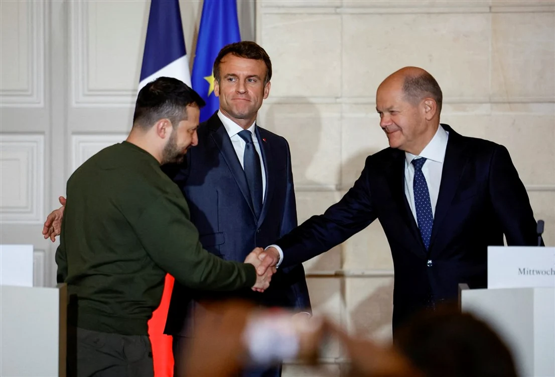 Zelenski, dând mâna cu Scholz în prezența lui Macron în timpul unei vizite la Paris FOTO EPA-EFE