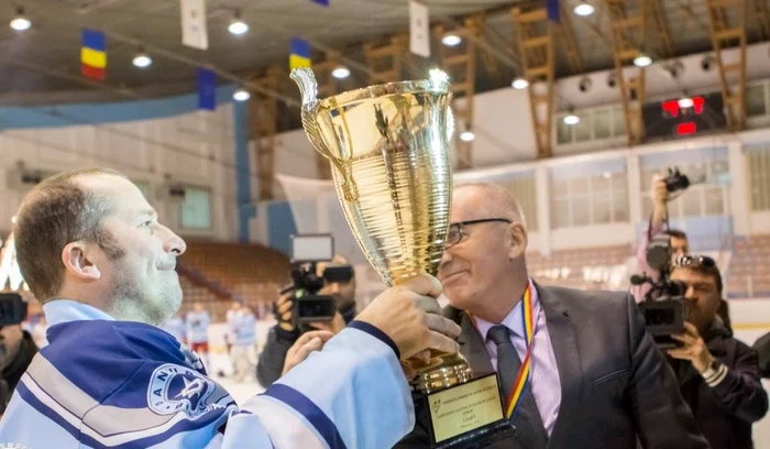 Primarul i-a premiat personal pe sportivi. Foto: Primăria Galaţi