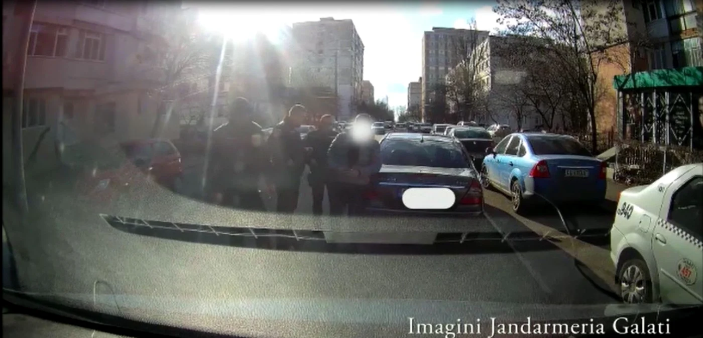 Tânărul a fost oprit în trafic de jandarmi şi dus la Poliţie pentru audiere Foto: captură video IJJ Galaţi