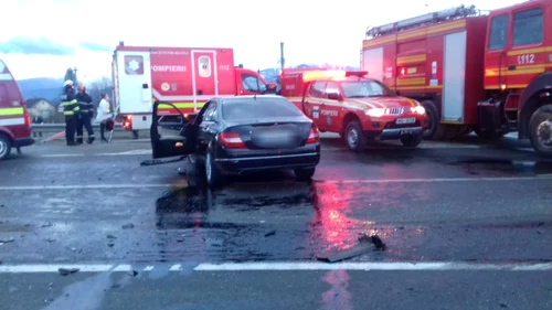 Accident rutier pe DN 1 Avrig - Sibiu în urma coliziunii dintre un microbuz şi un autoturism - 7 persoane implicate Foto Adevărul
