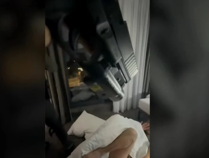 Români săltați de mascați în Praga. Foto: captură video/Poliția Cehă