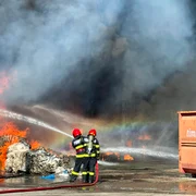 Incendiu puternic la o hală de deșeuri și mase plastice din Băicoi 2 jpg
