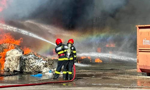 Incendiu puternic la o hală de deșeuri și mase plastice din Băicoi 2 jpg