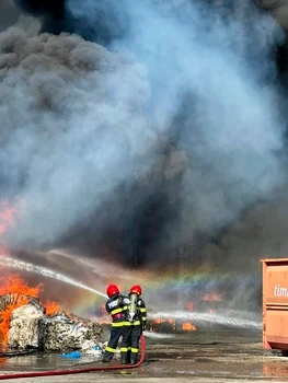 Incendiu puternic la o hală de deșeuri și mase plastice din Băicoi 2 jpg