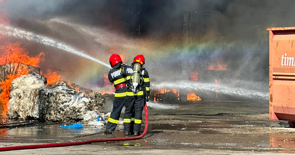 Imagine asociată subiectului: Incendiu la o hală de deșeuri și mase plastice din Băicoi, cu mesaj RO-ALERT