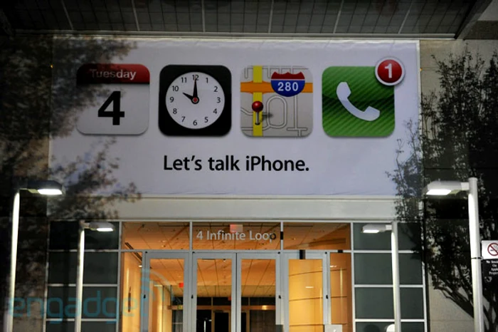 Intrarea în sediul central al celor de la Apple, înainte de conferinţa „Let's talk Apple“