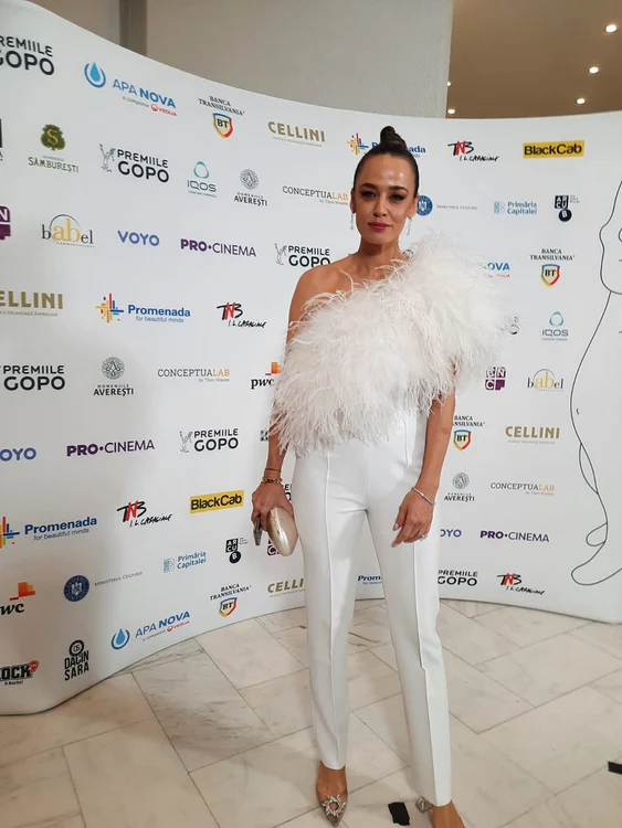 Andreea Raicu a atras toate privirile cu ținuta ei " all white", accesorizată cu pene