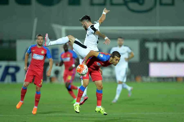 
    Astra - Steaua s-a terminat 2-0 şi cu un potop de acuzaţii la adresa arbitrului Sebastian ColţescuFoto: Alexandru Hojda/Mediafax  