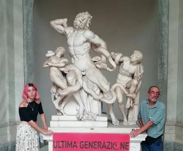 Doi activiști ecologiști italieni și-au lipit palmele de sculptura „Laocoon” / Foto Twitter 