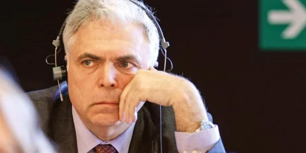 Adrian Severin a stat pe ultimul rând, izolat de toată lumea şi nu a schimbat niciun cuvânt cu vreunul  dintre colegii săi