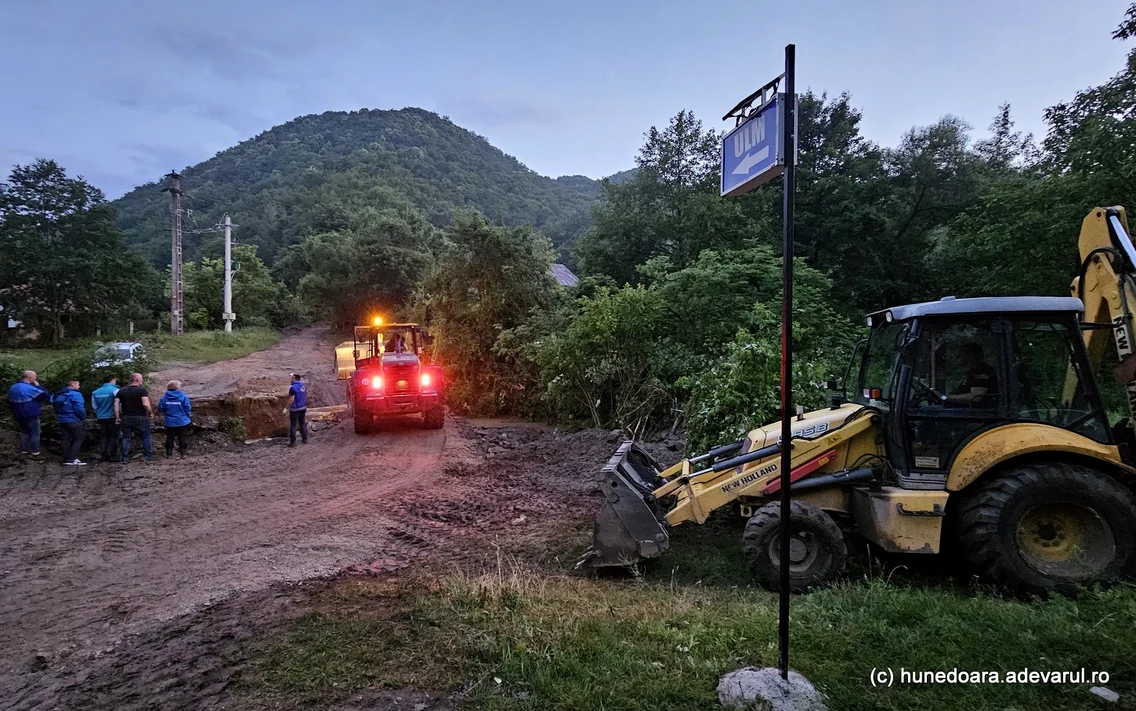Șoseaua Hunedoara Cerbăl, pe văile Zlaști și Cerbăl  Foto Daniel Guță (46) jpg