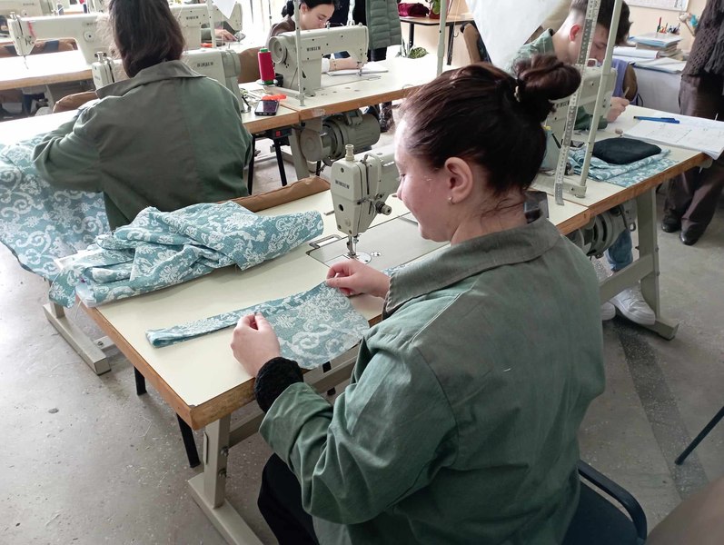 Școala omeniei predată de textiliștii de la profesională. Cum îi ajută elevii inimoși pe copiii săraci și persoanele cu dizabilități