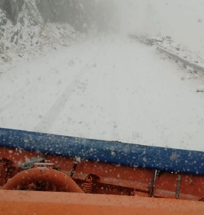 Iarna nu vrea să plece de pe Transfăgărășan