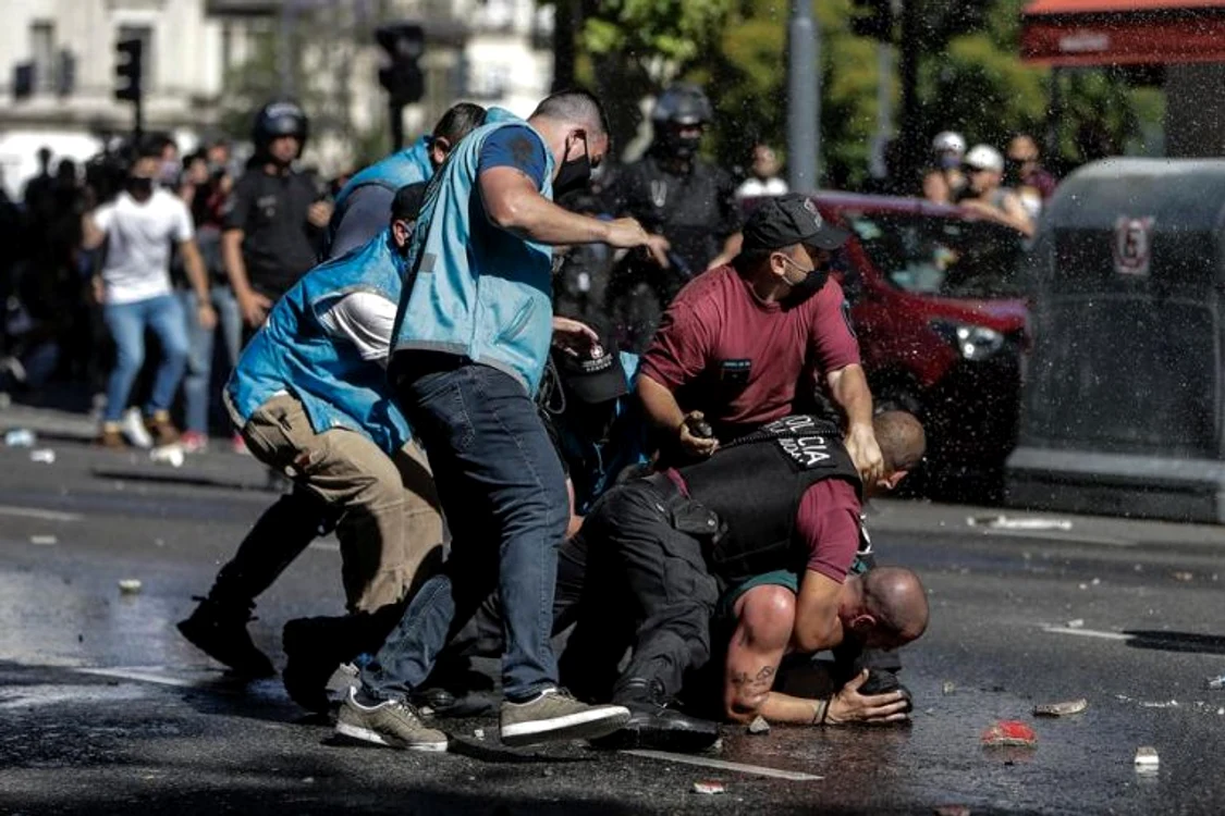Fanii au dat adevărate lupte de stradă cu poliția la Buenos Aires