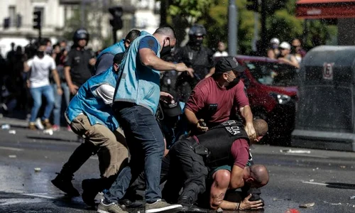 Fanii au dat adevărate lupte de stradă cu poliția la Buenos Aires jpeg