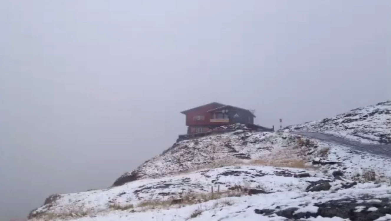 Stratul de zapada masoara aproximativ 2 centimetri la Balea