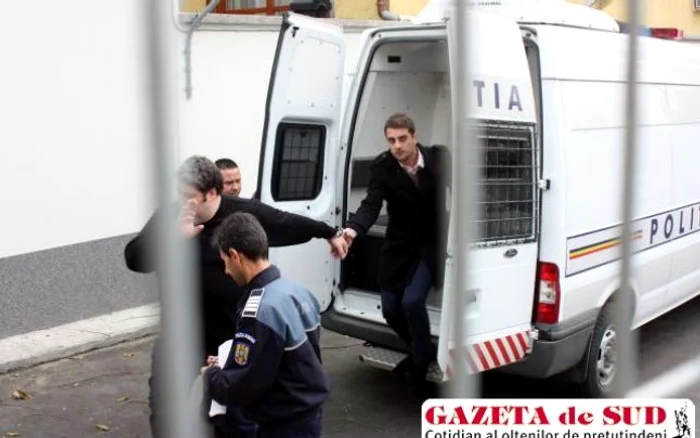 Andrei Bolovan (centru) este primul român membru al reţelei din care face parte şi Bogdan Boceanu, care a fost extrădat în Statele Unite pentru a fi judecat Foto: Gazeta de Sud