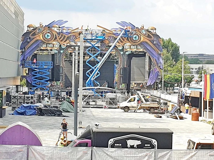 Festivalul se va desfăşura  pe mai multe scene