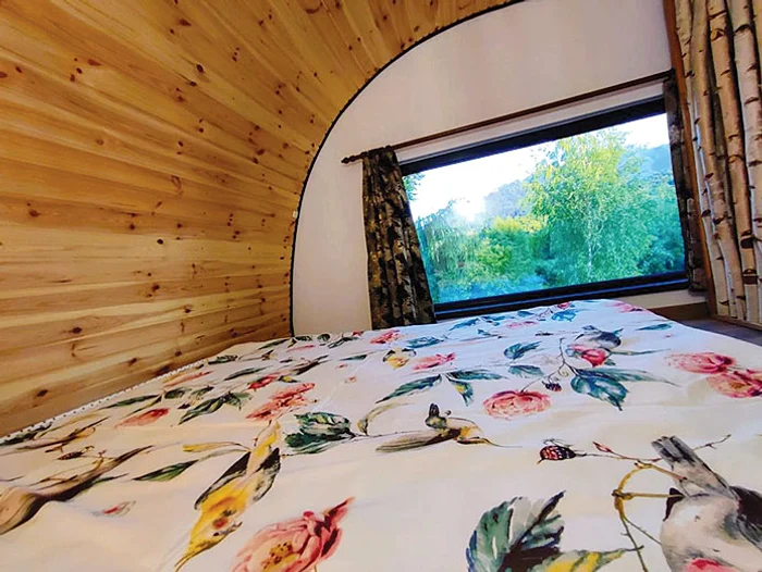 Unul dintre  dormitoare  e la etaj FOTO: Symphony Tiny House Resort