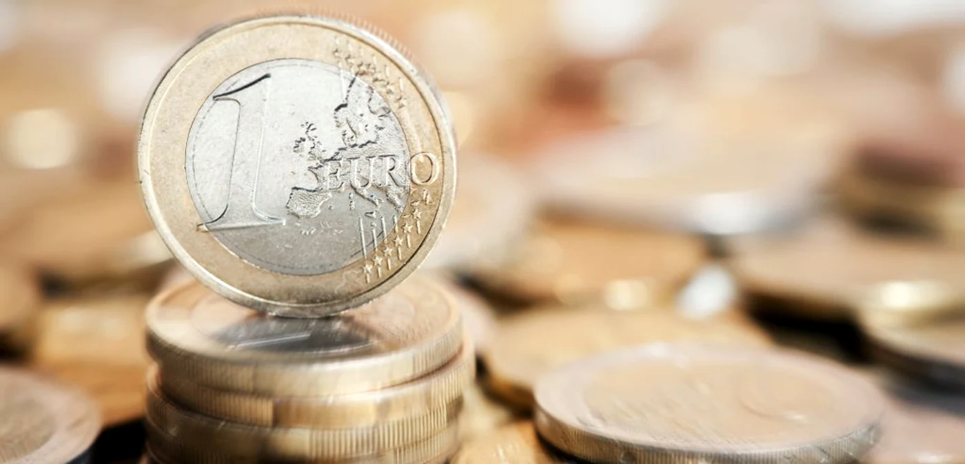 Leul continuă să se deprecieze în raport cu moneda unică europeana